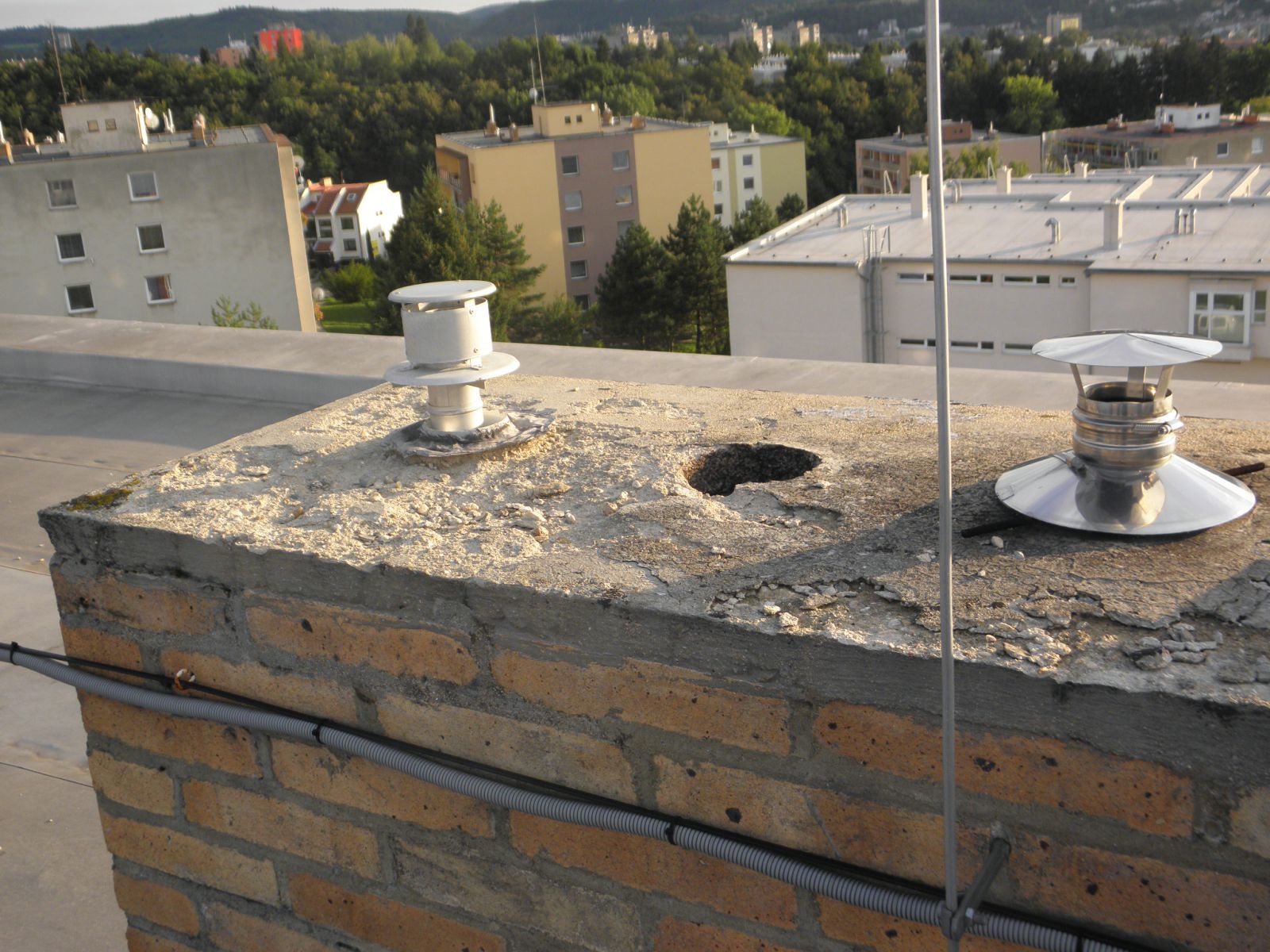 Revitalizace komínových těles — střecha domu Kamnářská 7–17