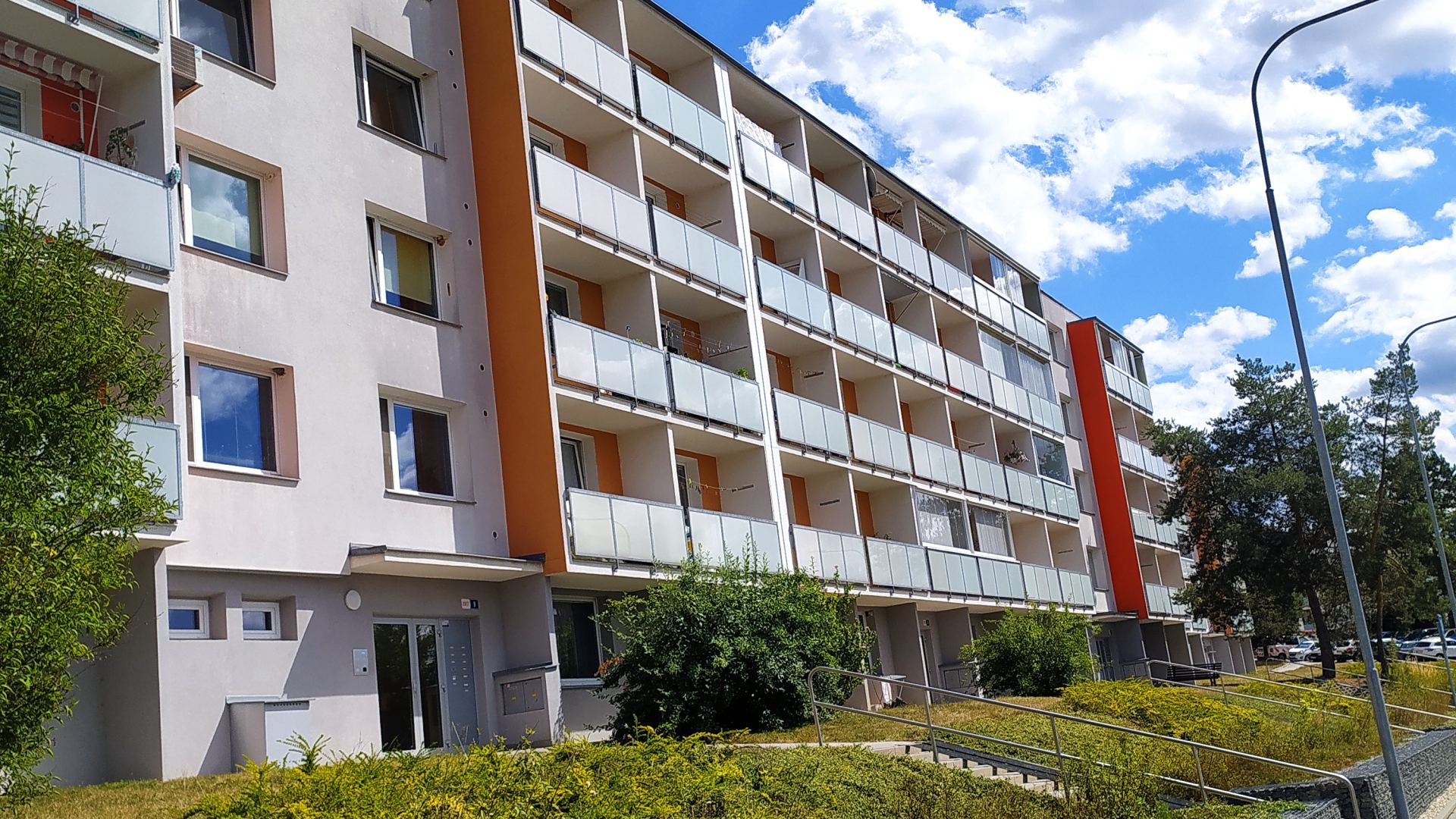 Dům Kamnářská 7–17 — pohled podél domu se zelení