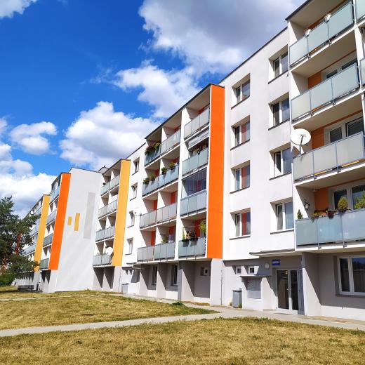Průčelí s balkony