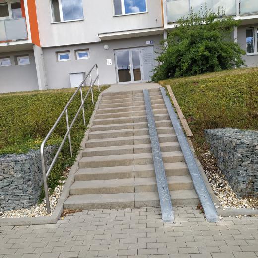 Schodiště ke vchodu